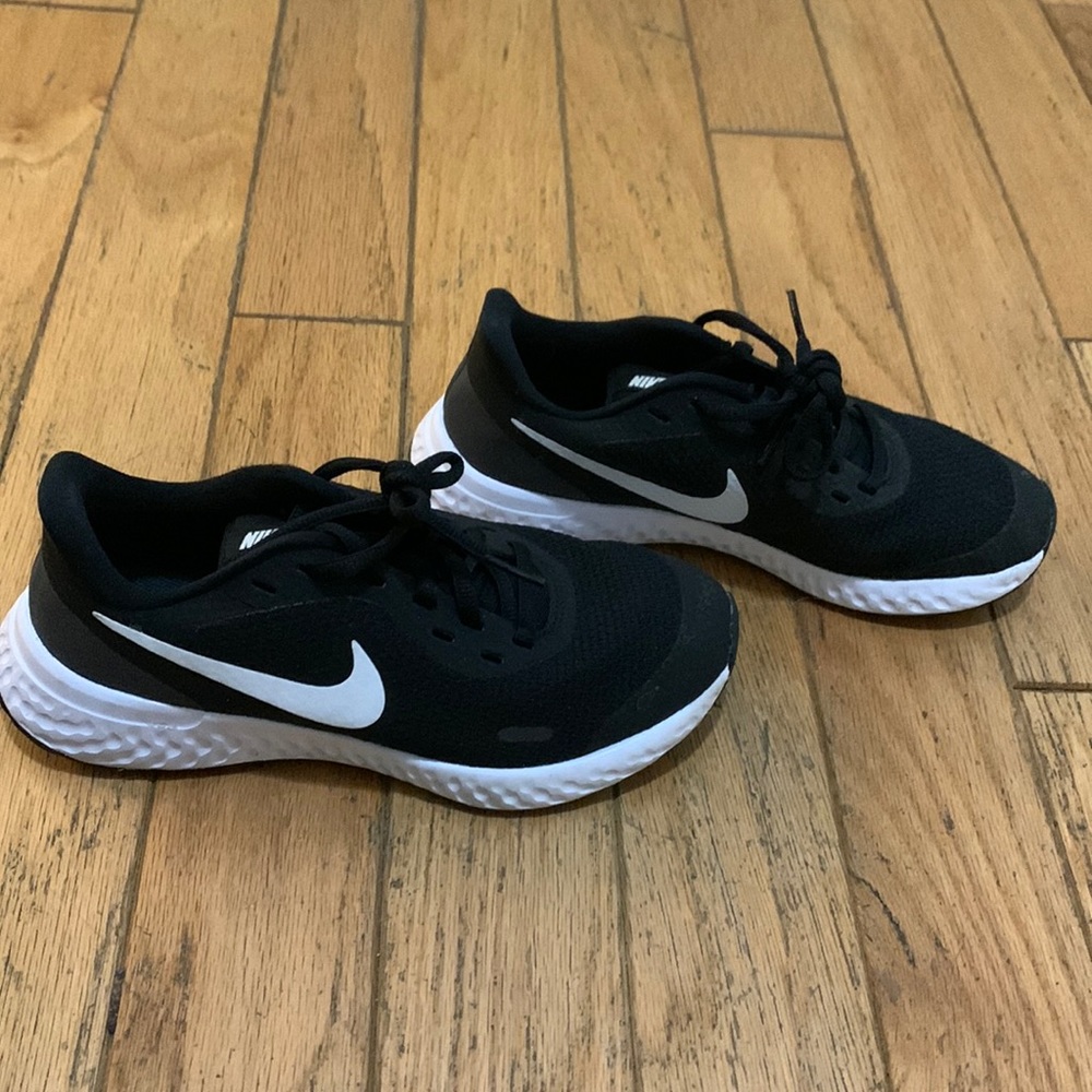 NIKE revolution 5 youth 3.5Y sneakers